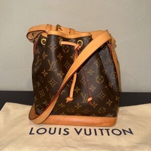 Louis Vuitton- Petit Noé Monogram canvad bucket bag